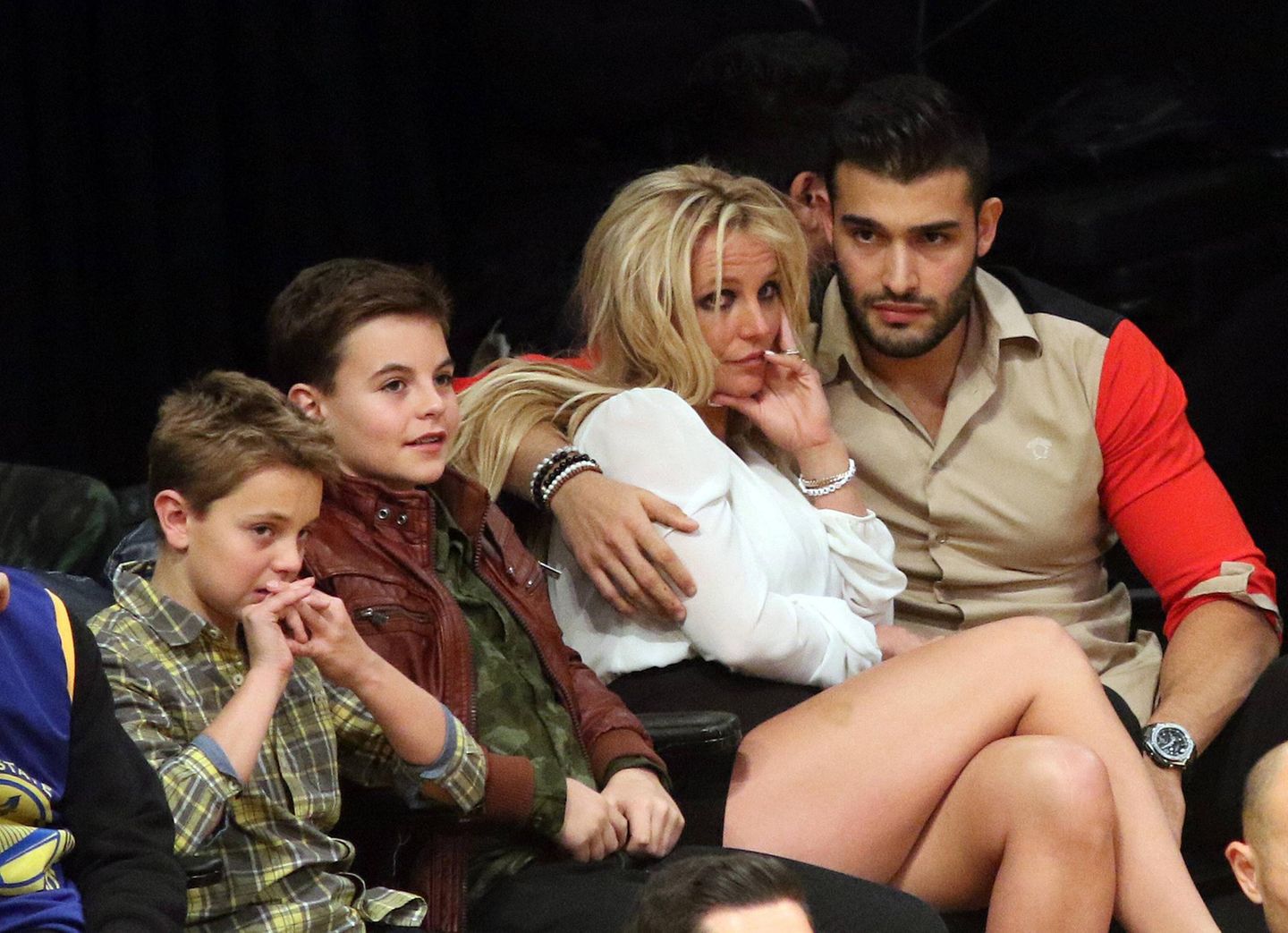 2016 dann ein Funken Hoffnung: Spears lernt den 12 Jahre jüngeren Sam Asghari beim Musikvideo-Dreh zum Song "Slumber Party" kennen und lieben. Ab dato sieht man die Beiden immer wieder vertraut miteinander, auch die Kinder sind häufig mit dabei. 