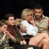 2016 dann ein Funken Hoffnung: Spears lernt den 12 Jahre jüngeren Sam Asghari beim Musikvideo-Dreh zum Song "Slumber Party" kennen und lieben. Ab dato sieht man die Beiden immer wieder vertraut miteinander, auch die Kinder sind häufig mit dabei. 