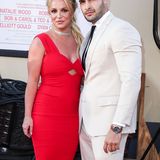 Mit ihrer neuen Liebe schien es trotz der Probleme gut zu laufen. Für Spears ungewöhnlich: Erst fünf Jahre nach ihrem Kennenlernen – im September 2021 – geben die beiden über Instagram ihre Verlobung bekannt. Ein halbes Jahr später verriet die damals 41-Jährige, erneut schwanger zu sein. Und auch die Vormundschaft durch ihren Vater fand endlich ein Ende.   Doch es war nicht alles rosig. Wenig später meldete sich die Sängerin auf Instagram mit der Nachricht zurück, einen Fehlgeburt erlitten zu haben. Und auch für ihre – nach dem Ende der Vormundschaft zunehmend eskalierenden – neuen Freiheits-Posts musste die Sängerin die Konsequenzen tragen.  