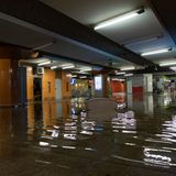 Im Frankfurter Stadtteil Sachsenhausen lief am Abend die U-Bahn-Station Südbahnhof nach einem Wassereinbruch voll. Erst am Donnerstagmorgen wurde der Nahverkehr an der Station wieder aufgenommen.