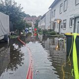 In Essen waren die nördlichen Stadtteile besonders stark betroffen. Wie hier in Essen-Stoppenberg mussten die Einsatzkräfte noch am Morgen Wasser abpumpen.