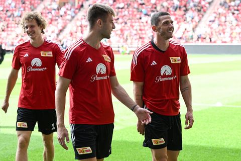 Alex Kral (l.), Robin Knoche (M.) und Robin Gosens beim öffentlichen Training des 1. FC Union Berlin