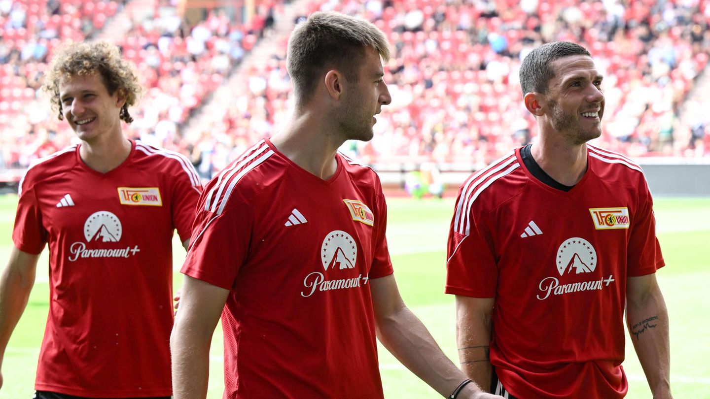 Alex Kral (l.), Robin Knoche (M.) und Robin Gosens beim öffentlichen Training des 1. FC Union Berlin