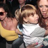 Doch 2018 muss Spears mit einem weiteren Rückschlag umgeben. Mit Federline hatte sie sich mittlerweile eigentlich auf ein Co-Parenting-Konzept geeinigt, wurde Mitte des Jahres aber vom Vater ihrer Kinder mit einer geforderten Erhöhung der monatlichen Unterhaltszahlungen um 20.000 US-Dollar konfrontiert. Monatelang stritten sie vor Gericht darüber – Federline verdoppelte daraufhin die Forderung auf 40.000 US-Dollar pro Monat. Erst im September 2018 einigten sie sich auf 35.000 Dollar Erhöhung. Doch für Spears war die Zeit wieder einmal von Ängsten und emotionalen Schwierigkeiten geprägt, sodass sie sich ein Jahr später in psychische Behandlung begeben musste. Die Folge: Federline erhielt das Sorgerecht zu 70 Prozent.