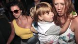 Doch 2018 muss Spears mit einem weiteren Rückschlag umgeben. Mit Federline hatte sie sich mittlerweile eigentlich auf ein Co-Parenting-Konzept geeinigt, wurde Mitte des Jahres aber vom Vater ihrer Kinder mit einer geforderten Erhöhung der monatlichen Unterhaltszahlungen um 20.000 US-Dollar konfrontiert. Monatelang stritten sie vor Gericht darüber – Federline verdoppelte daraufhin die Forderung auf 40.000 US-Dollar pro Monat. Erst im September 2018 einigten sie sich auf 35.000 Dollar Erhöhung. Doch für Spears war die Zeit wieder einmal von Ängsten und emotionalen Schwierigkeiten geprägt, sodass sie sich ein Jahr später in psychische Behandlung begeben musste. Die Folge: Federline erhielt das Sorgerecht zu 70 Prozent.