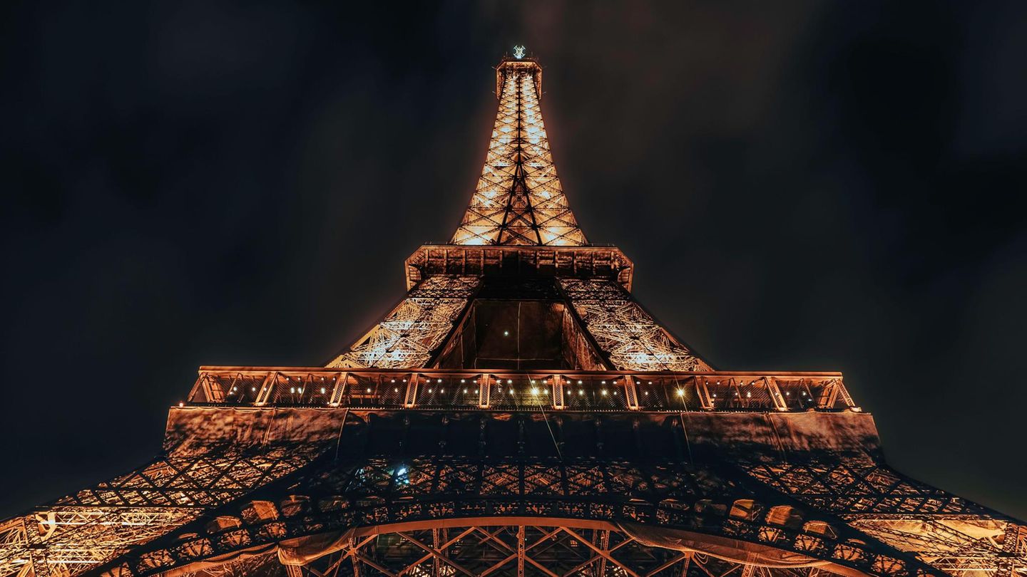 Paris Betrunkene Touristen übernachten heimlich auf dem Eiffelturm STERN.de