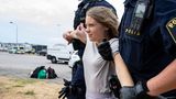 Greta Thunberg wird von zwei Polizisten weggetragen