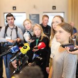 Greta Thunberg werden viele Mikrofone entgegen gehalten