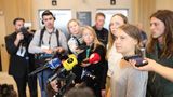 Greta Thunberg werden viele Mikrofone entgegen gehalten