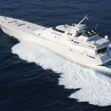 Die "Destriero" spielt in der gleichen Liga wie die "Azimut Atlantic Challenger". Und tatsächlich gelang es ihr fast, mit ihren 60.000 PS das Blaue Band zu holen. Die Zeit stimmte, doch als Privatjacht bekommt man die Auszeichnung nicht – und als Passagierschiff ging sie nicht durch. Danach verschwand das Schiff von Karim Aga Khan viele Jahre. Aktuell liegt sie in sehr schlechtem Zustand in Bremen – und ein Revival scheint den Prinzen nicht zu interessieren.