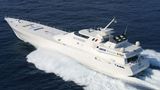 Die "Destriero" spielt in der gleichen Liga wie die "Azimut Atlantic Challenger". Und tatsächlich gelang es ihr fast, mit ihren 60.000 PS das Blaue Band zu holen. Die Zeit stimmte, doch als Privatjacht bekommt man die Auszeichnung nicht – und als Passagierschiff ging sie nicht durch. Danach verschwand das Schiff von Karim Aga Khan viele Jahre. Aktuell liegt sie in sehr schlechtem Zustand in Bremen – und ein Revival scheint den Prinzen nicht zu interessieren.