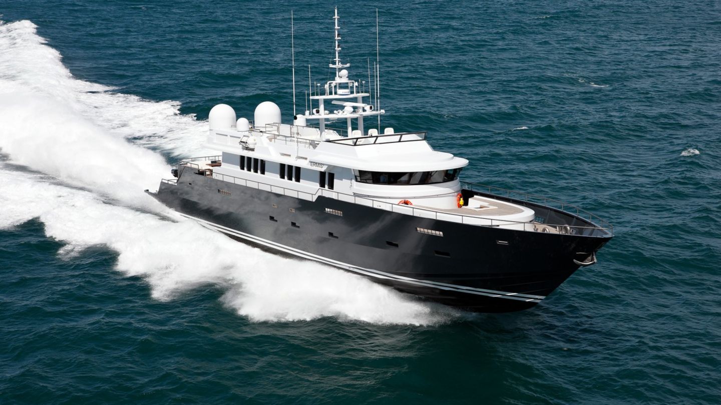 "Ermis 2" – 57 Knoten Knappe 38 Meter und maximal 57 Knoten (105 km/h) bietet die "Ermis 2". Das Schiff ist besonders leicht gebaut und zieht seine Leistung aus drei Dieselmotoren mit insgesamt rund 11.000 PS. Die "Ermis 2" ist aber nicht nur auf Geschwindigkeit optimiert, sondern bietet obendrein auch Luxus satt. Insgesamt bietet sie acht Gästen und vier Crew-Mitgliedern Platz.