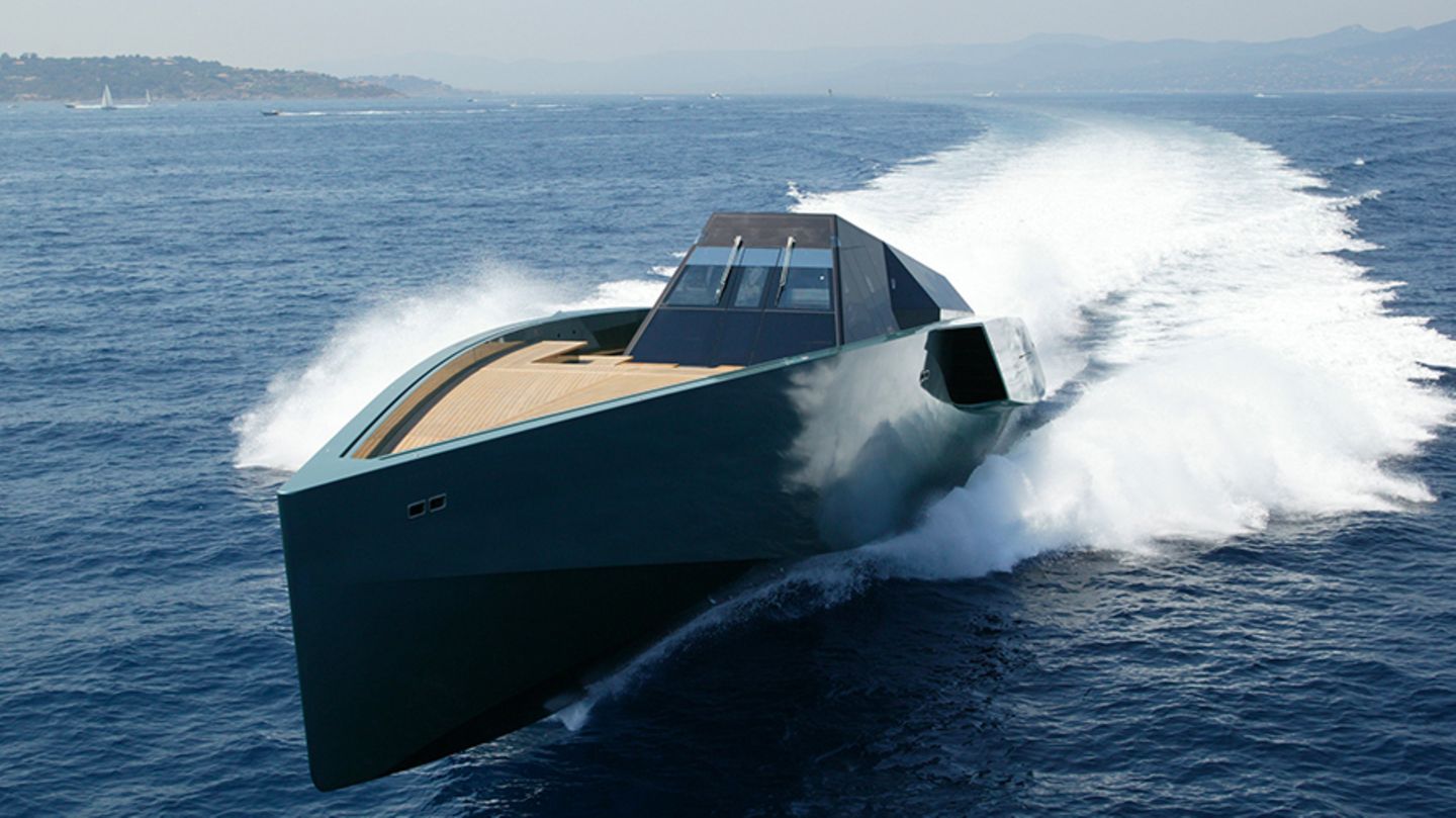 Das 36 Meter lange Schiff "Galeocerdo" liegt mit 65 Knoten – 120 km/h – noch unter den Top 5 der schnellsten Jachten. Übersetzt heißt der Name Tigerhai. Die Leistung stammt aus drei Gasturbinen, insgesamt sind es 16.800 PS. Die Hülle besteht aus Kohlefaser, das Deck aus Teakholz.