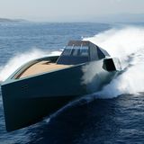 Das 36 Meter lange Schiff "Galeocerdo" liegt mit 65 Knoten – 120 km/h – noch unter den Top 5 der schnellsten Jachten. Übersetzt heißt der Name Tigerhai. Die Leistung stammt aus drei Gasturbinen, insgesamt sind es 16.800 PS. Die Hülle besteht aus Kohlefaser, das Deck aus Teakholz.