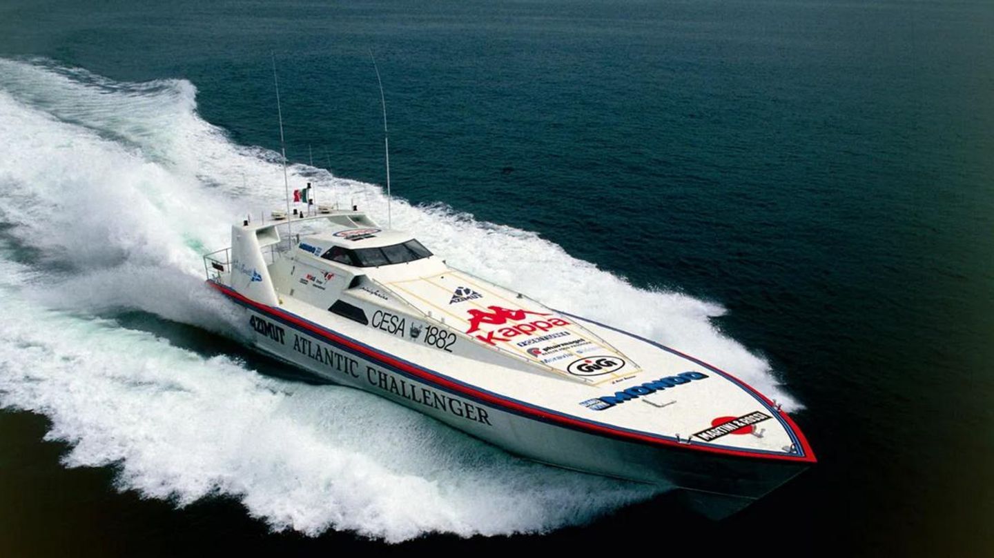 Ein echter Oldie und nicht wirklich super luxuriös ist das Rennboot "Azimut Atlantic Challenger" von 1988. Das Schiff wurde gebaut, um die Auszeichnung "Blue Riband" zu gewinnen, die man für die schnellste Transatlantik-Überquerung erhält. Leider schaffte das Schiff das nicht, bleibt aber bis heute unter den schnellsten Jachten der Welt. Seit Jahren liegt das Schiff verlassen in der italienischen Ortschaft Governolo. Ihr Zustand ist schlecht.