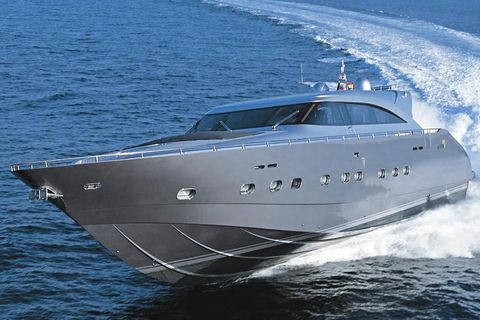 Die "Kereon" ist auch ein eher kleines Schiff. Sie ist 27 Meter lang und wurde 2004 gebaut. Drei Dieselmotoren beschleunigen die Jacht auf maximal 62,3 Knoten (115 km/h). Obwohl sie so kompakt ist, finden immerhin bis zu sechs Gäste und zwei Crew-Mitglieder auf ihr Platz.