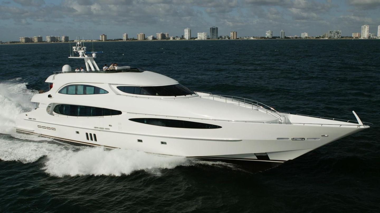 Trotz ihrer 42 Meter gehört die "World is not enough" zu den schnellsten Luxus-Jachten der Welt. Zwei Dieselaggregate und zwei Gasturbinen leisten insgesamt 20.600 PS. Die maximale Geschwindigkeit liegt bei 67 Knoten – oder 124 Kilometer pro Stunde. 