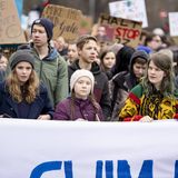 Greta Thunberg 2019 auf einem Klimastreik in Deutschland mit Luisa Neubauer und anderen