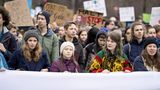 Greta Thunberg 2019 auf einem Klimastreik in Deutschland mit Luisa Neubauer und anderen