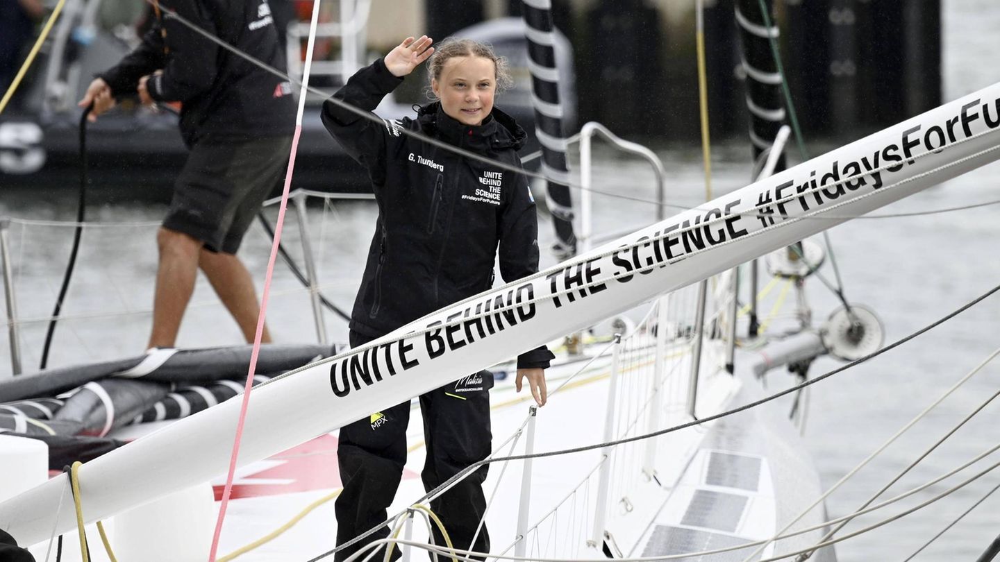 Greta Thunberg in Segelkleidung auf einem Segelschiff