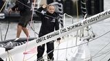 Greta Thunberg in Segelkleidung auf einem Segelschiff