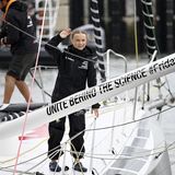 Greta Thunberg in Segelkleidung auf einem Segelschiff