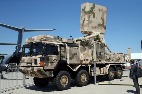 Auf der Internationalen Luft- und Raumfahrtausstellung ILA steht ein Flugabwehr-Waffensystem vom Typ IRIS-T SLS, einer Komponente des Luftverteidigungssystems IRIS-T SLM.