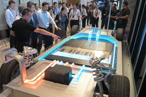 Ein CATL-Mitarbeiter stellt Besuchern die "Shenxing"-Batterie für Elektroautos vor