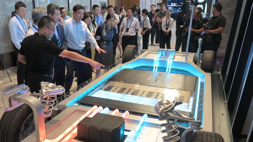 Ein CATL-Mitarbeiter stellt Besuchern die "Shenxing"-Batterie für Elektroautos vor