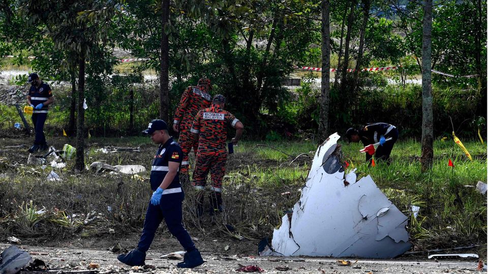 Rettungskräfte in Malaysia arbeiten an der Absturzstelle