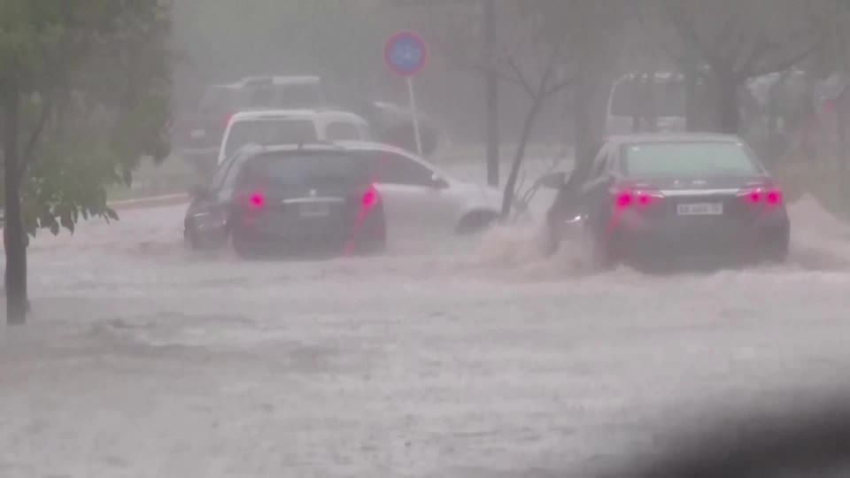 Video: Heftiger Niederschlag setzt Buenos Aires unter Wasser