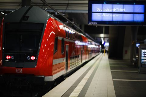 Ein Regionalzug steht auf einem Gleis, auf der Anzeige daneben steht "Deutschland-Ticket, Deutschland steigt ein"