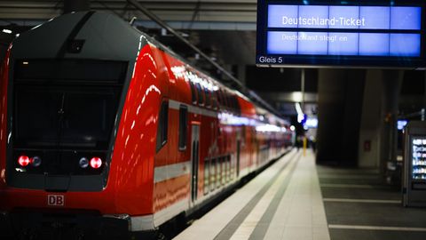 Ein Regionalzug steht auf einem Gleis, auf der Anzeige daneben steht "Deutschland-Ticket, Deutschland steigt ein"