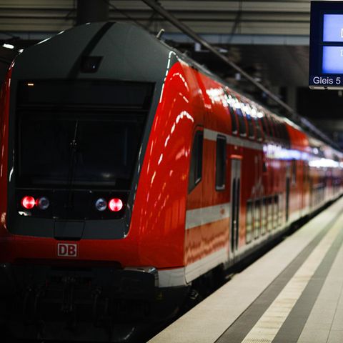 Ein Regionalzug steht auf einem Gleis, auf der Anzeige daneben steht "Deutschland-Ticket, Deutschland steigt ein"