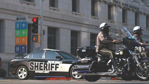 Polizei vor dem Gerichtsgebäude in Atlanta, Georgia. Nach der Anklage von Donald Trump wurden Mitglieder der Grand Jury bedroht