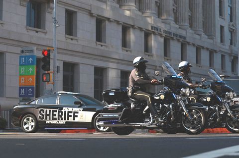 Polizei vor dem Gerichtsgebäude in Atlanta, Georgia. Nach der Anklage von Donald Trump wurden Mitglieder der Grand Jury bedroht