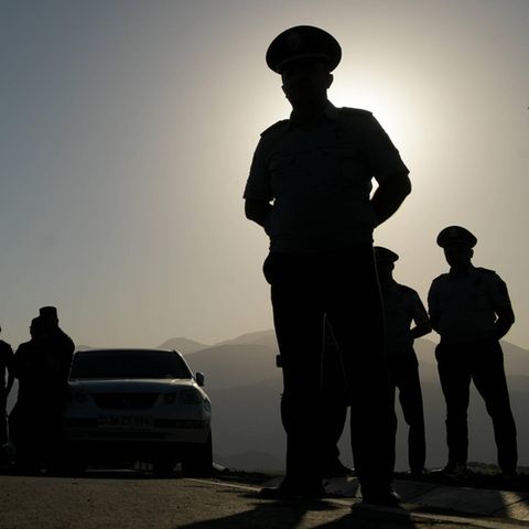 Soldaten blockieren Zugang zu Bergkarabach