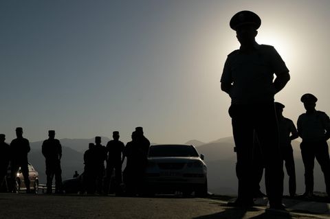 Soldaten blockieren Zugang zu Bergkarabach