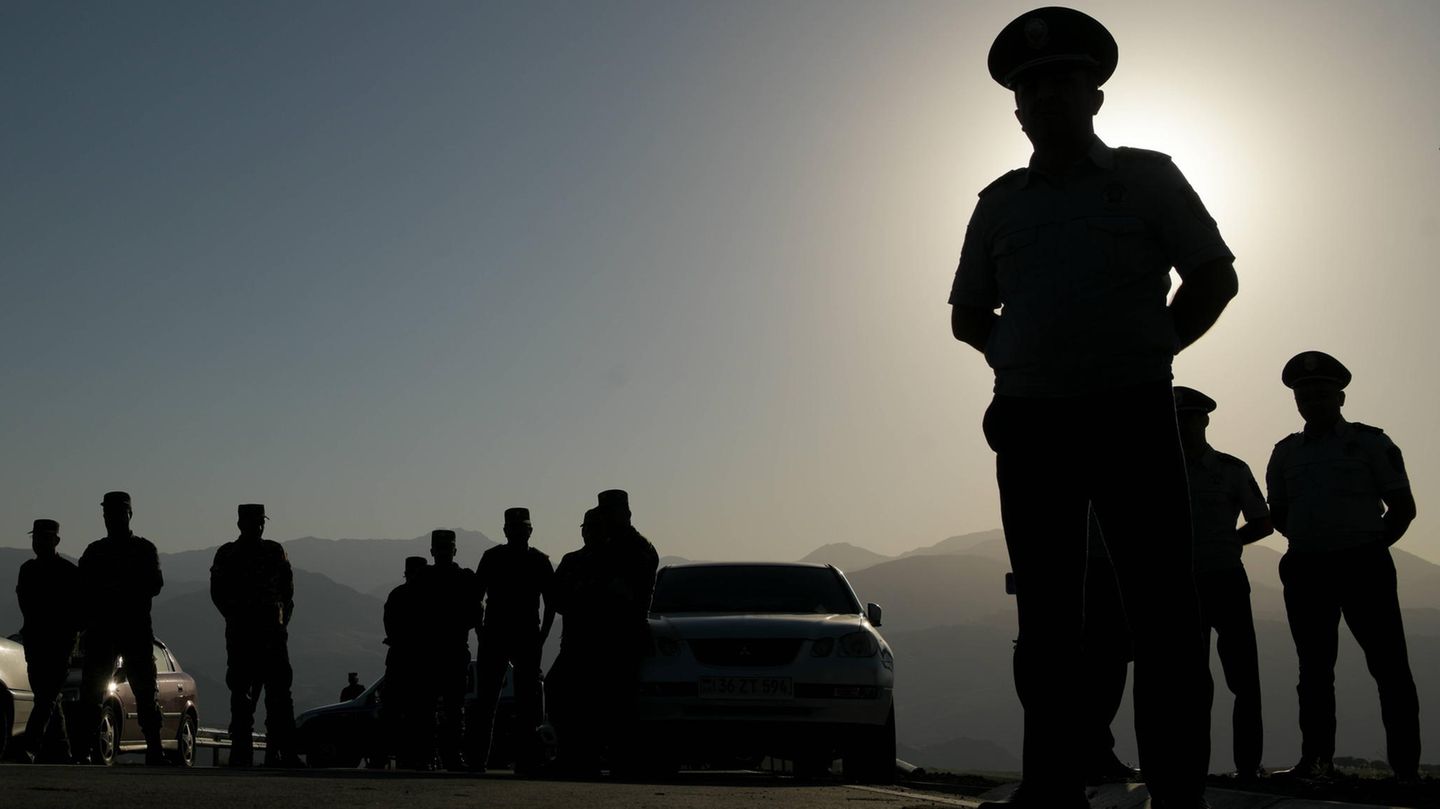 Soldaten blockieren Zugang zu Bergkarabach