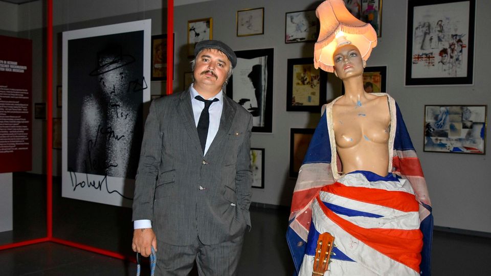 Pete Doherty Kunst Stars Beyond Fame Peter Doherty mit einer von ihm gestalteten Figur bei der Eröffnung der Kunstausstellung "Beyond Fame"