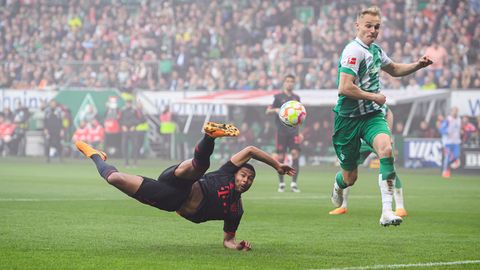 Bayern Münchens Serge Gnabry im Zweikampf Bremens Amos Pieper