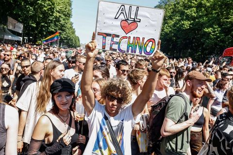 Hier kommen alte und neue Techno-Fans zusammen: In diesem Jahr fand in Berlin zum zweiten Mal "Rave the Planet" statt, die Nachfolge-Veranstaltung der "Love Parade"
