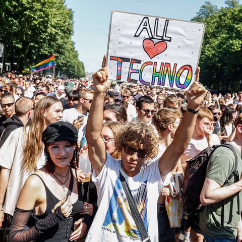 Hier kommen alte und neue Techno-Fans zusammen: In diesem Jahr fand in Berlin zum zweiten Mal "Rave the Planet" statt, die Nachfolge-Veranstaltung der "Love Parade"