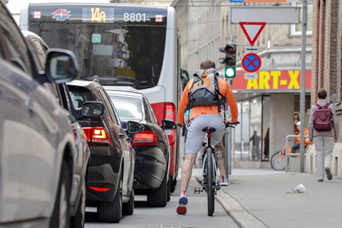 Fahrradfahrer auf eng befahrener Straße