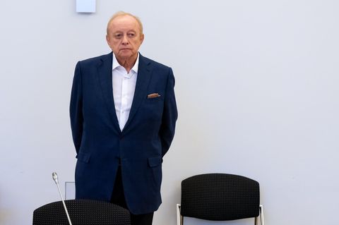 Alfons Schuhbeck, Koch und Unternehmer, steht vor Prozessbeginn als Angeklagter im Gerichtssaal im Landgericht München I