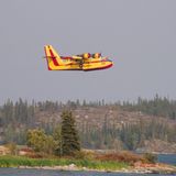 Ein Löschflugzeug hilft bei der Bekämpfung von Waldbränden in der Nähe von Yellowknife, Hauptstadt der Nordwest-Territorien. In Yellowknife dauert die Evakuierung der rund 20.000 Einwohner an, während die Feuer nur noch wenige Kilometer von der Stadtgrenze entfernt