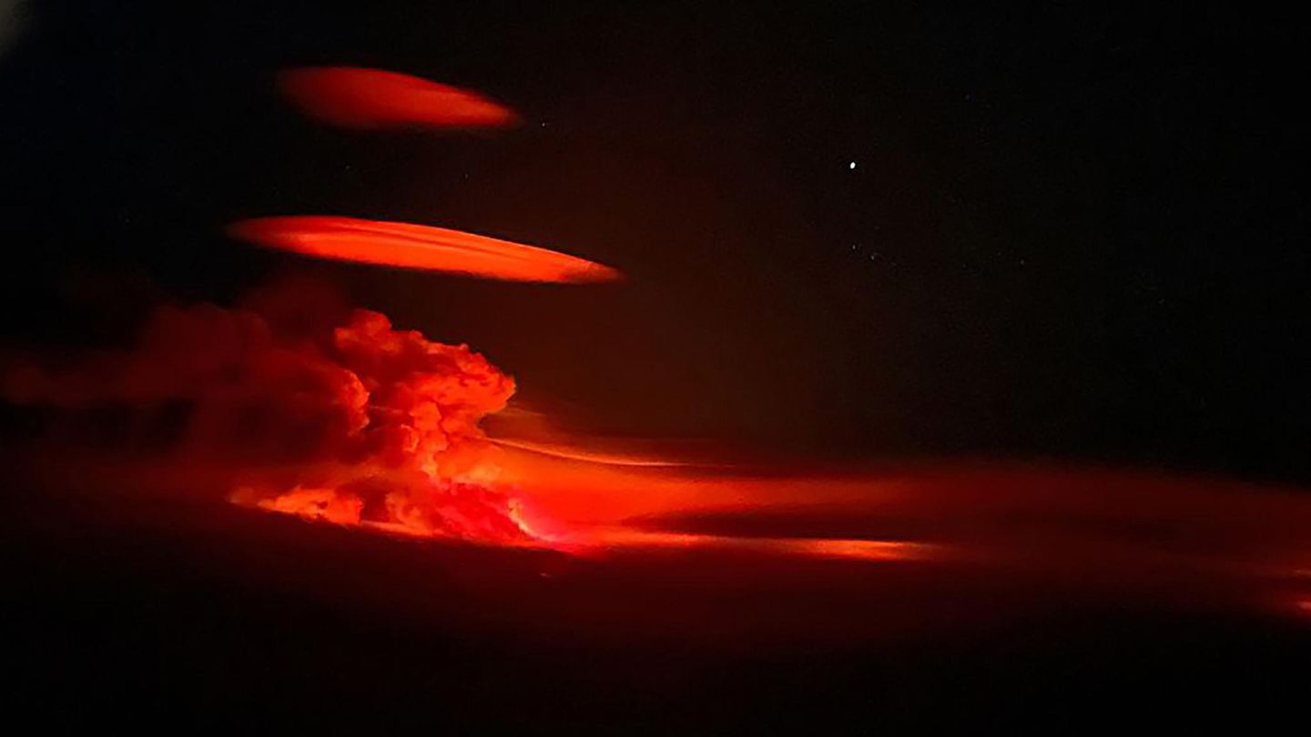 Dieses hochauflösende Wärmebild der Rauchsäule des Feuers am Lower Adams Lake liefert dem British Columbia Wildfire Service genauere Daten über die tatsächliche Größe und Lage des Feuers etwa 90 km nordwestlich von Kamloops, British Columbia.