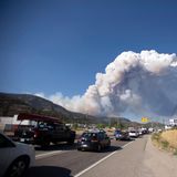 Bei Tag zeigt die Rauchsäule die Größe des McDougall Creek Waldbrandes von Westbank, British Columbia, aus gesehen