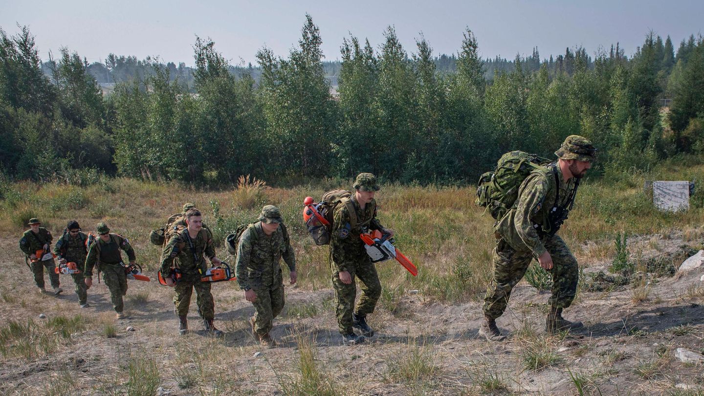 Soldaten der kanadischen Streitkräfte gehen in den Wald, um eine Feuerschneise hinter dem Parker Recreation Field in Yellowknife zu schlagen und so den Waldbrand aufzuhalten