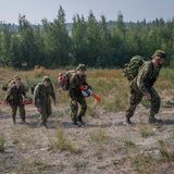 Soldaten der kanadischen Streitkräfte gehen in den Wald, um eine Feuerschneise hinter dem Parker Recreation Field in Yellowknife zu schlagen und so den Waldbrand aufzuhalten